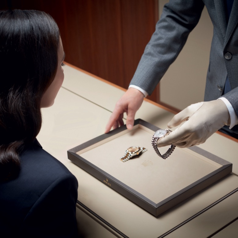 rolex-contact-message-7214_shoot_shop_geneva_retail_campaign_client_vendeur_pub_25_03_2019_sm_iso_01-portrait