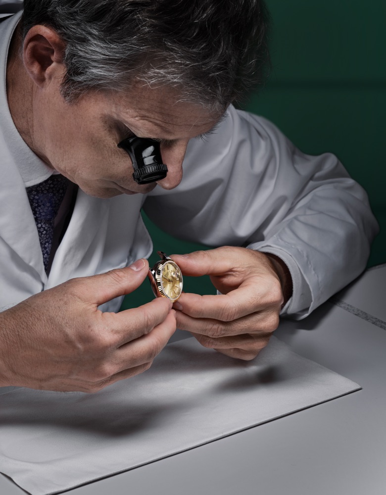 rolex-servicing-2234_rolex-sav_retailers_104_estimation_vérification_no_de_serie_boite_v5-portrait.jpg
