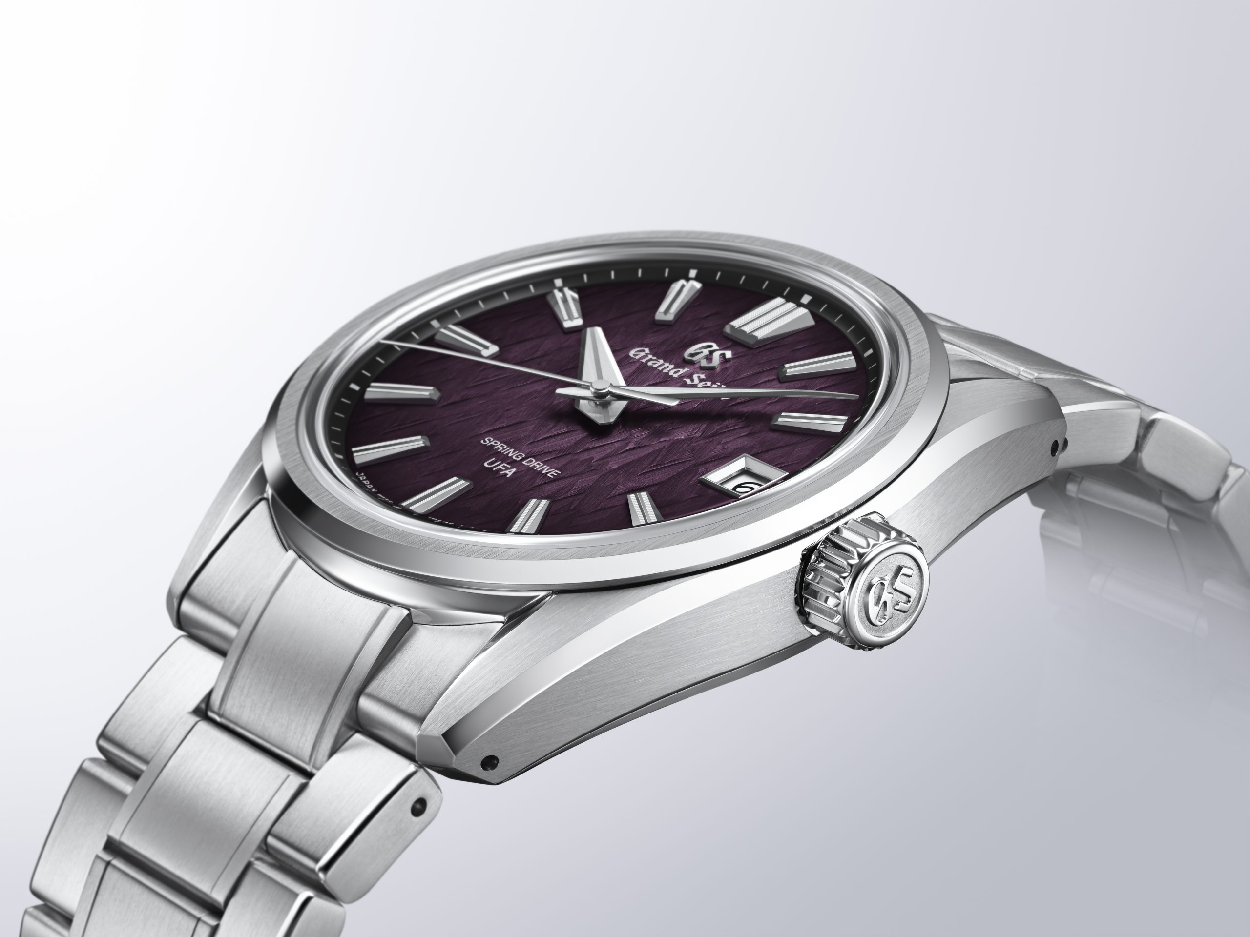Slgb005_Caseside Side profile of Grand Seiko SLGB005 Ever-Brilliant Steel case showing Zaratsu finishing.