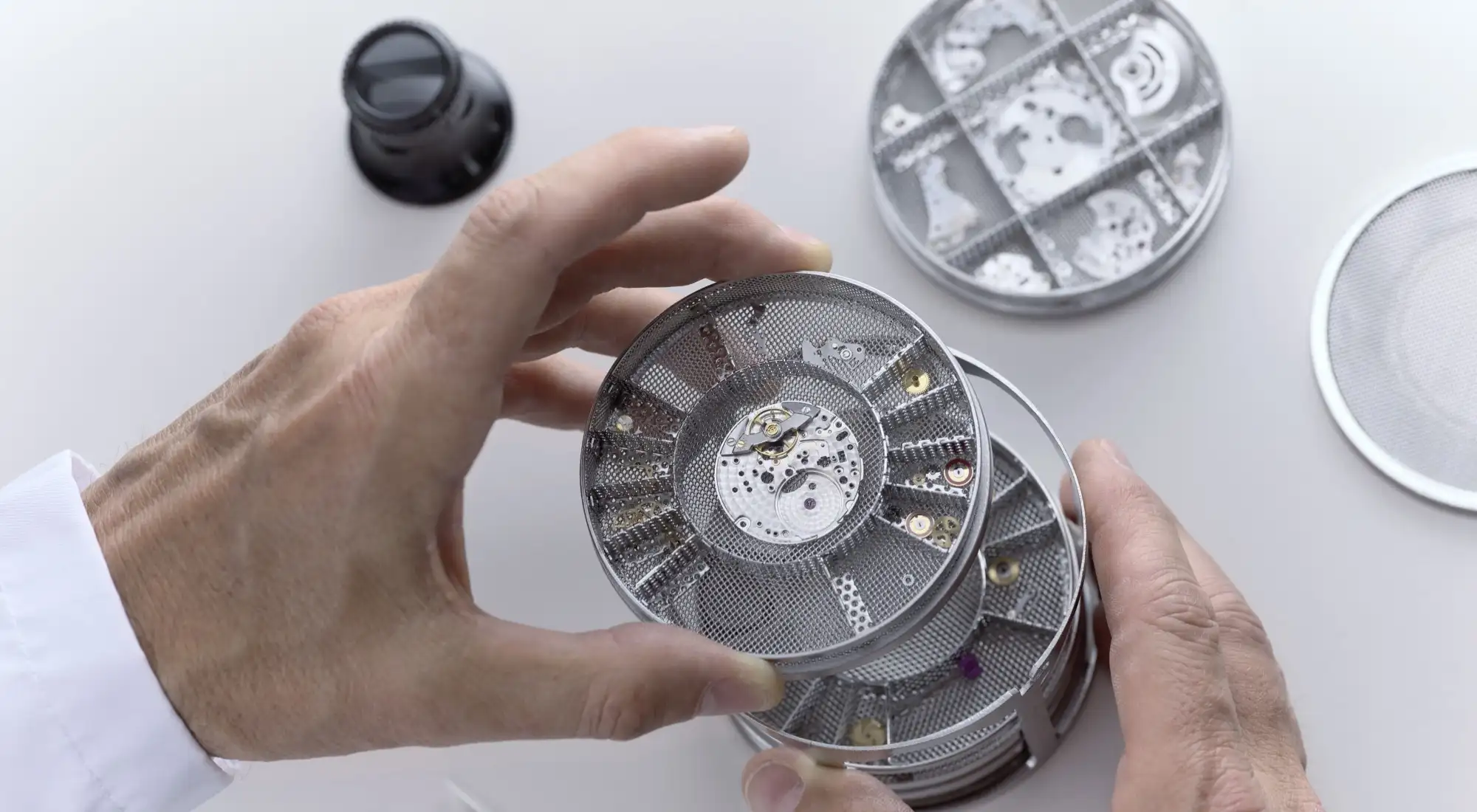 Rolex-Servicing-Procedure-2234_Rolex-Sav_Corporate_29_Lavage-Mouvement_Cm3_V2-Portrait Rolex Watches Checking - Lucerne