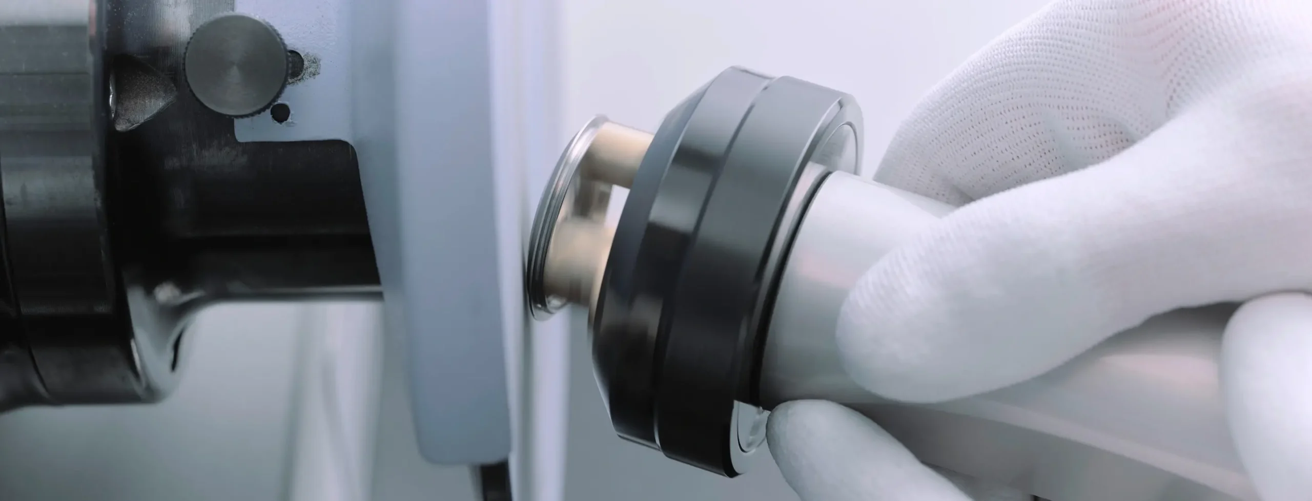 Rolex-Servicing-Procedure-2234_Rolex-Sav_Corporate_33_Polissage_Boite_Fond_V1-Portrait Servicing Rolex Watch - Lucerne