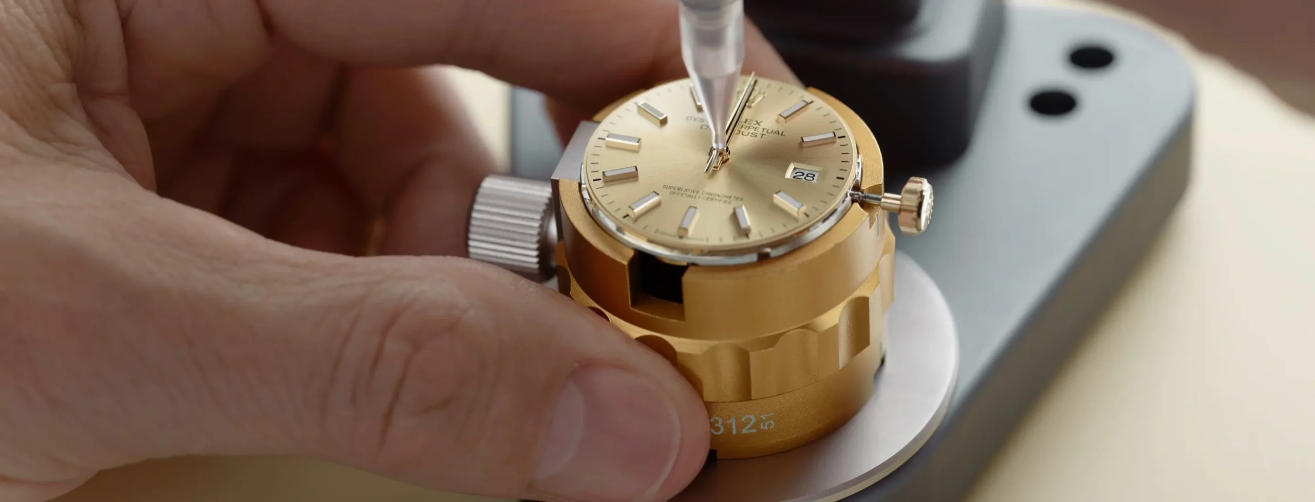 Rolex-Servicing-Procedure-2234_Rolex-Sav_Corporate_47_Assemblage_Chasser-Les-Aiguilles_V1-Portrait Servicing Rolex Watch - Lucerne