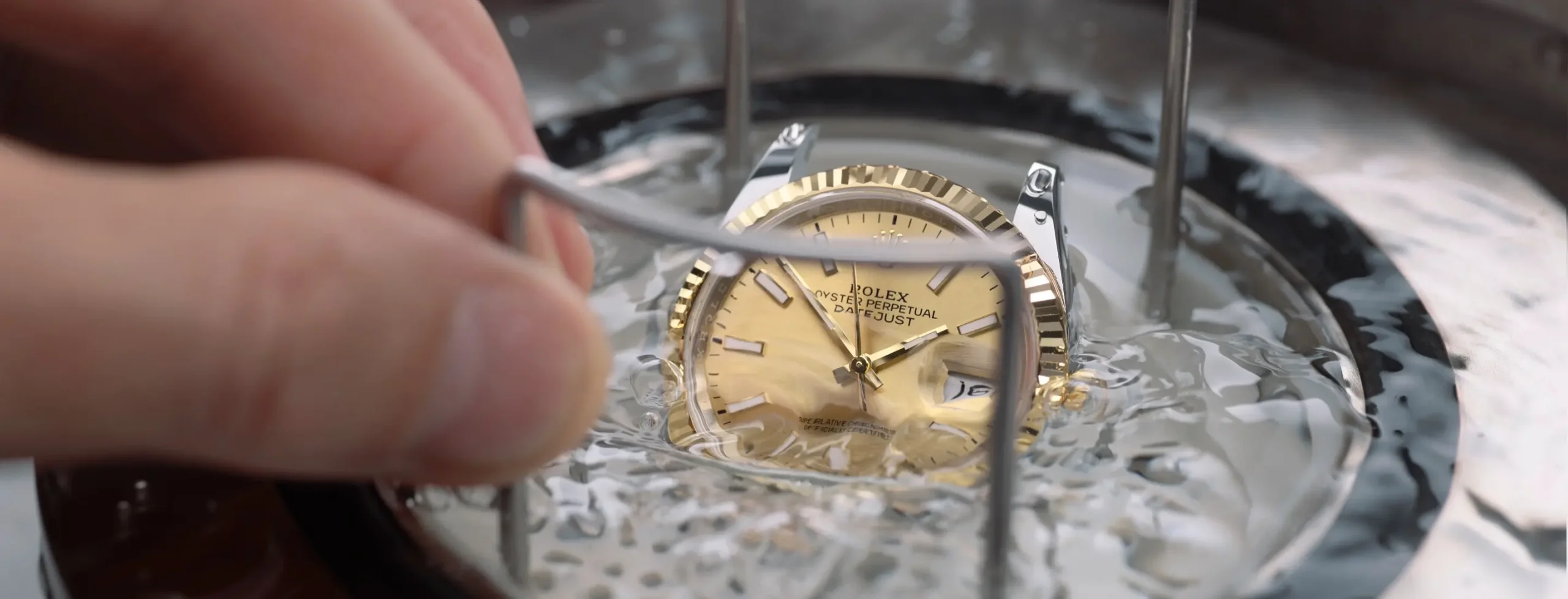 Rolex-Servicing-Procedure-2234_Rolex-Sav_Corporate_66_Controle-Etancheite_Fathometre_V2-Portrait Servicing Rolex Watch - Lucerne