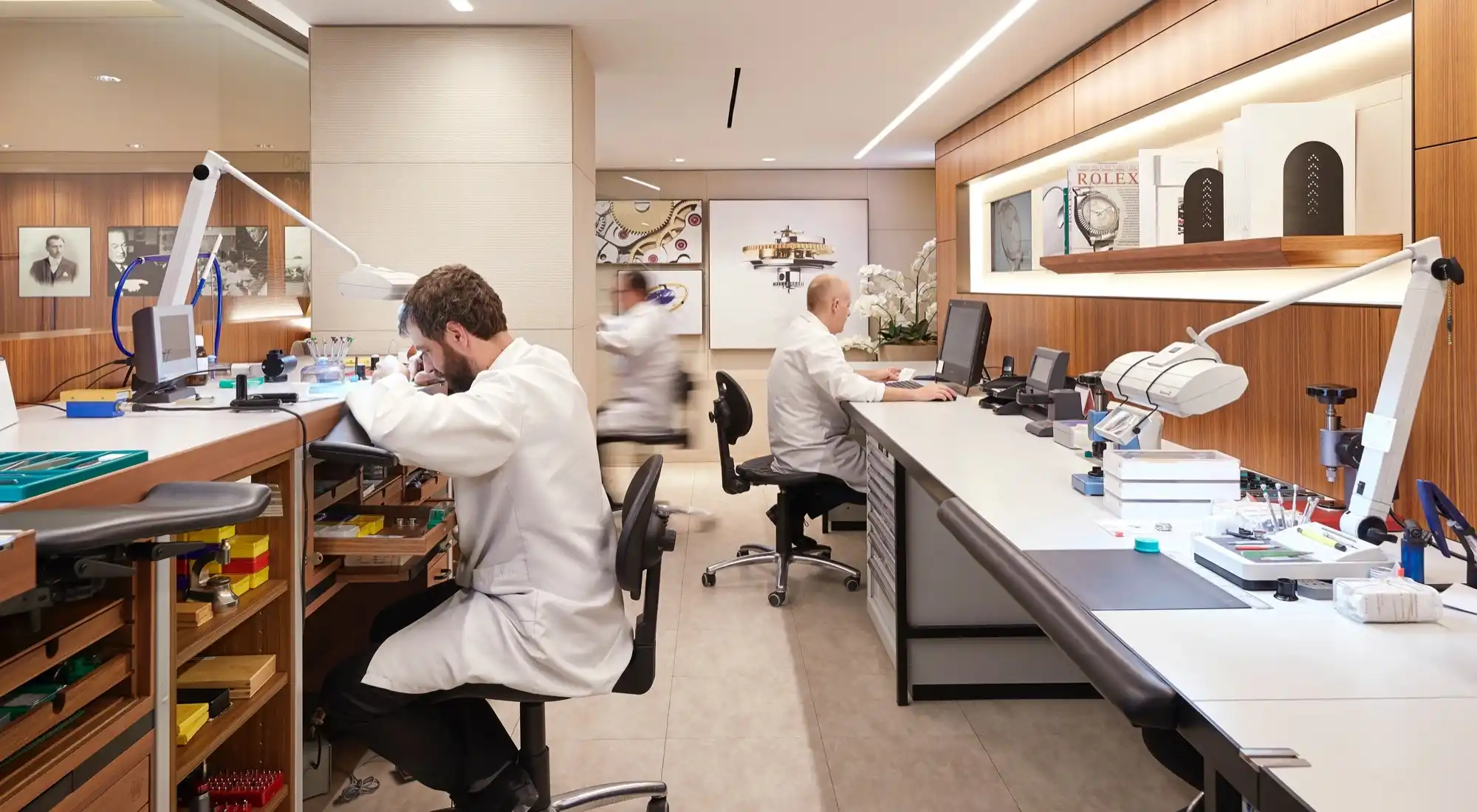 Rolex-Servicing-Procedure-Sav_Barcelona_Tousrolexboutique_2019Gv_1124-Portrait Rolex Watches Checking - Lucerne